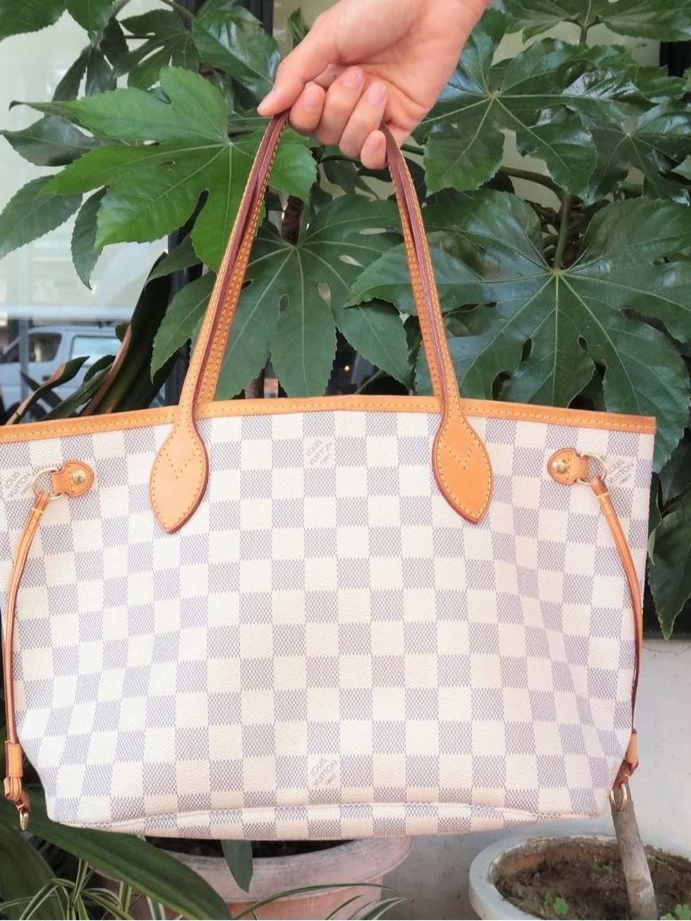 Louis Vuitton - Picture 1 of 1